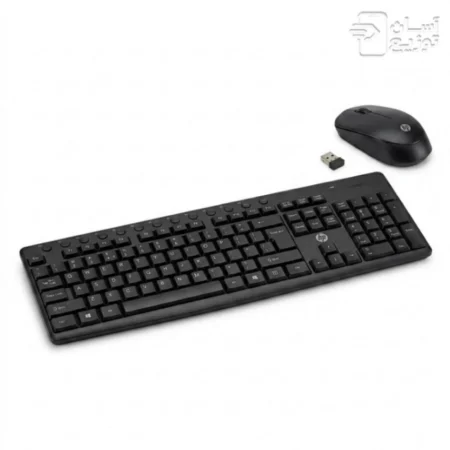 ست کیبورد و ماوس بی‌سیم HP مدل CS700 در حال استفاده روی میز کار مدرن با لپ‌تاپ و فضای مرتب